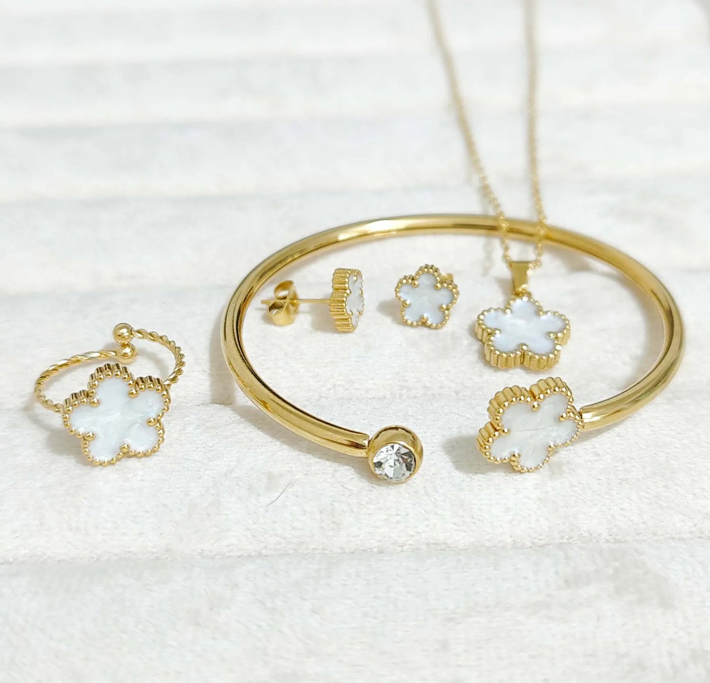 Stainless steel clover jewelry set women's fashion simple glaze drop clover necklace Joker earrings set of 4.