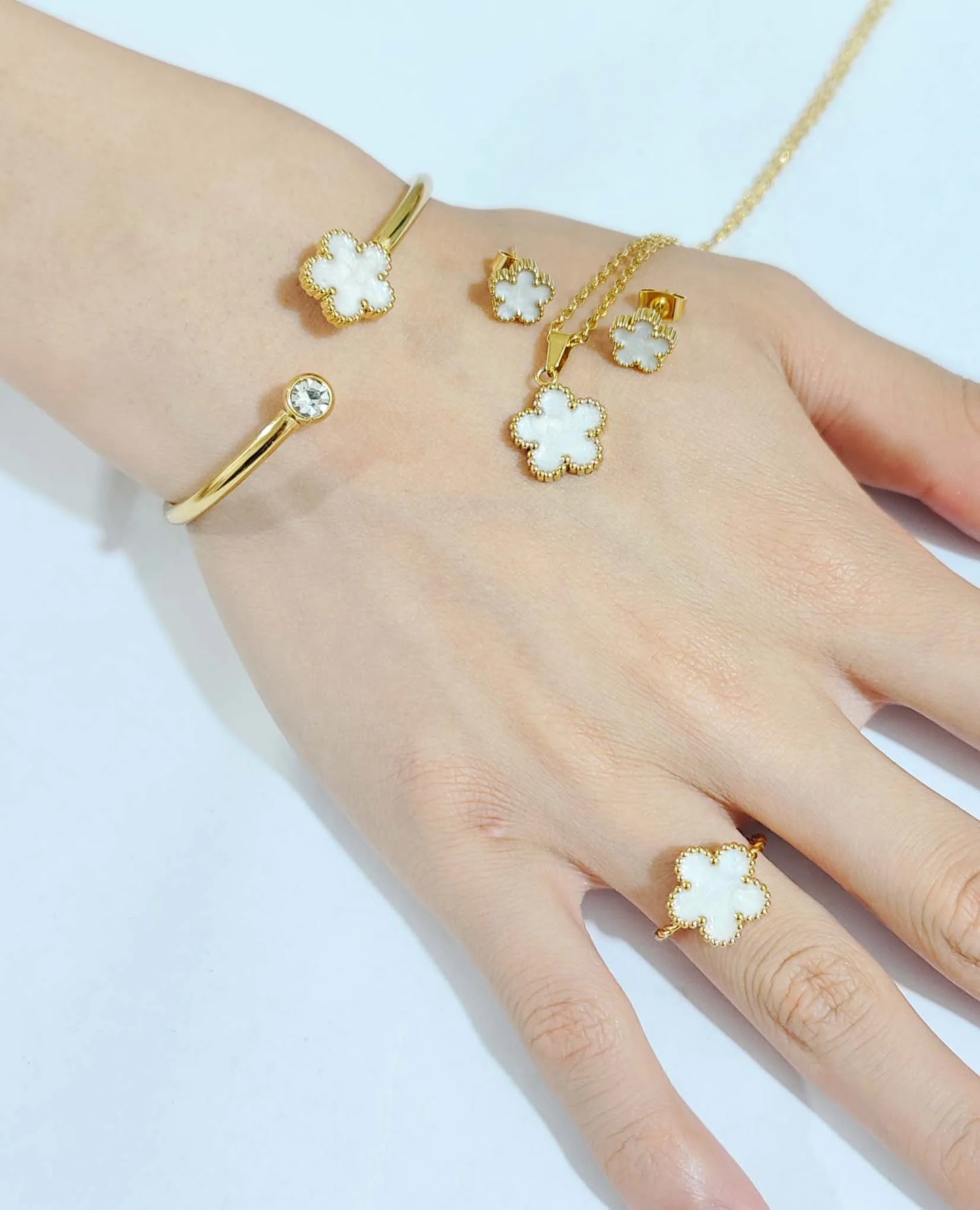 Stainless steel clover jewelry set women's fashion simple glaze drop clover necklace Joker earrings set of 4.